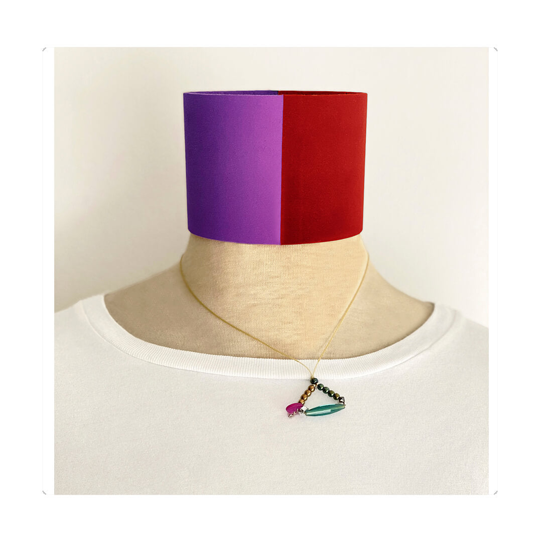 Collar elástico de cuentas multicolor, ajustable, liviano, cómodo, versátil y atemporal. Diseño conceptual latinoamericano. Escala micro.