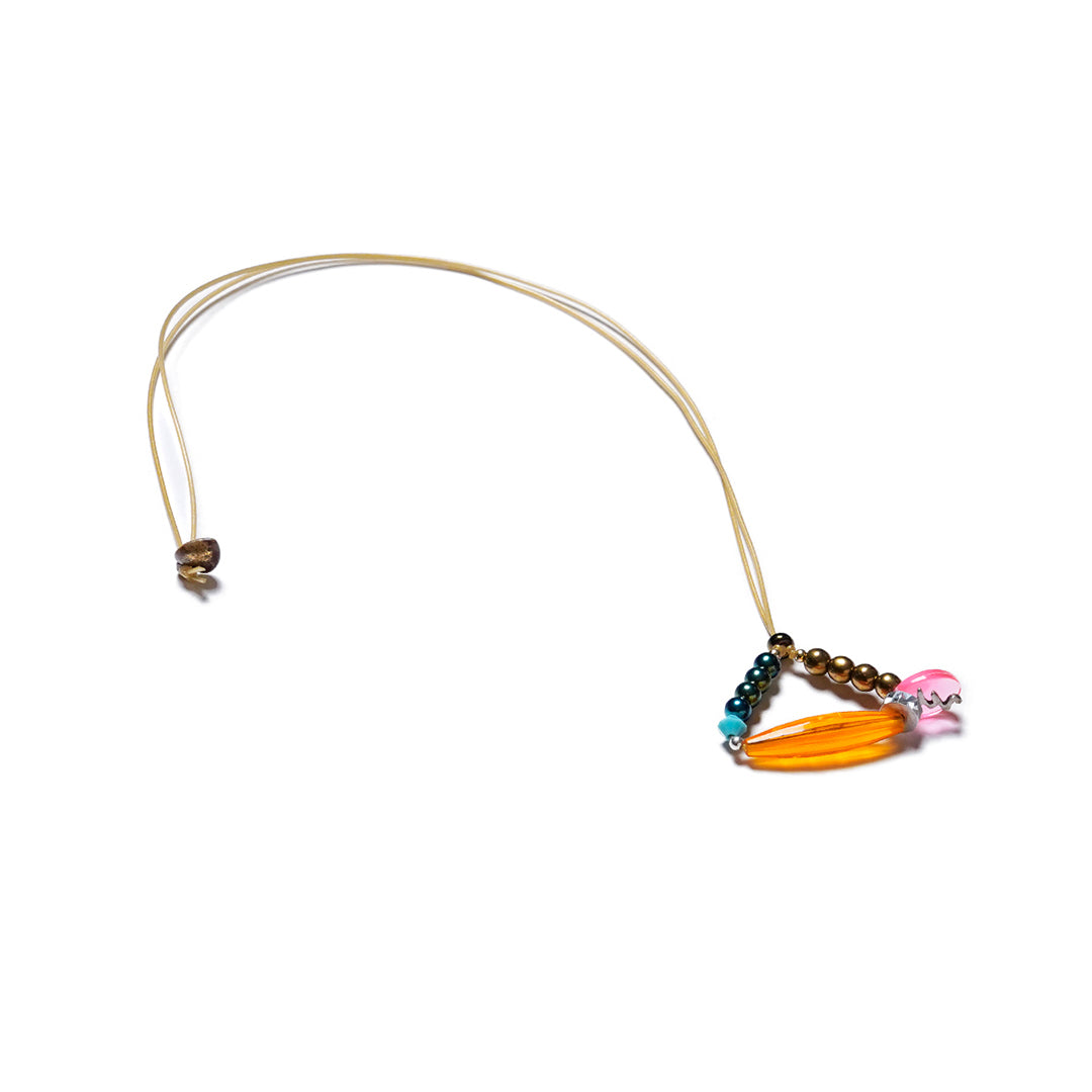 Collar elástico de cuentas multicolor, ajustable, liviano, cómodo, versátil y atemporal. Diseño conceptual latinoamericano. Escala micro.