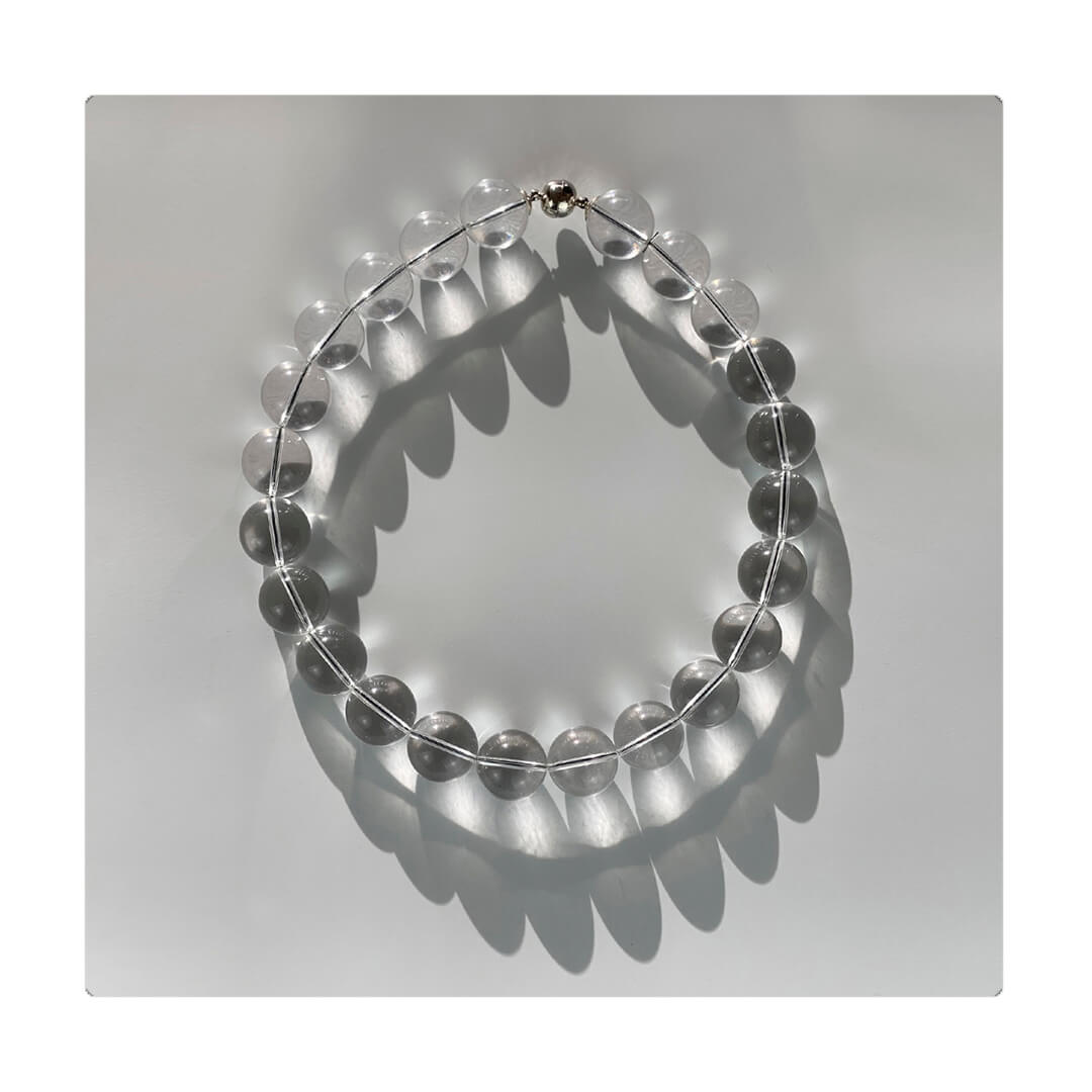 Collar transparente de escala ultra, cómodo, versátil y atemporal. Broche de iman. Diseño conceptual latinoamericano. Unisex.
