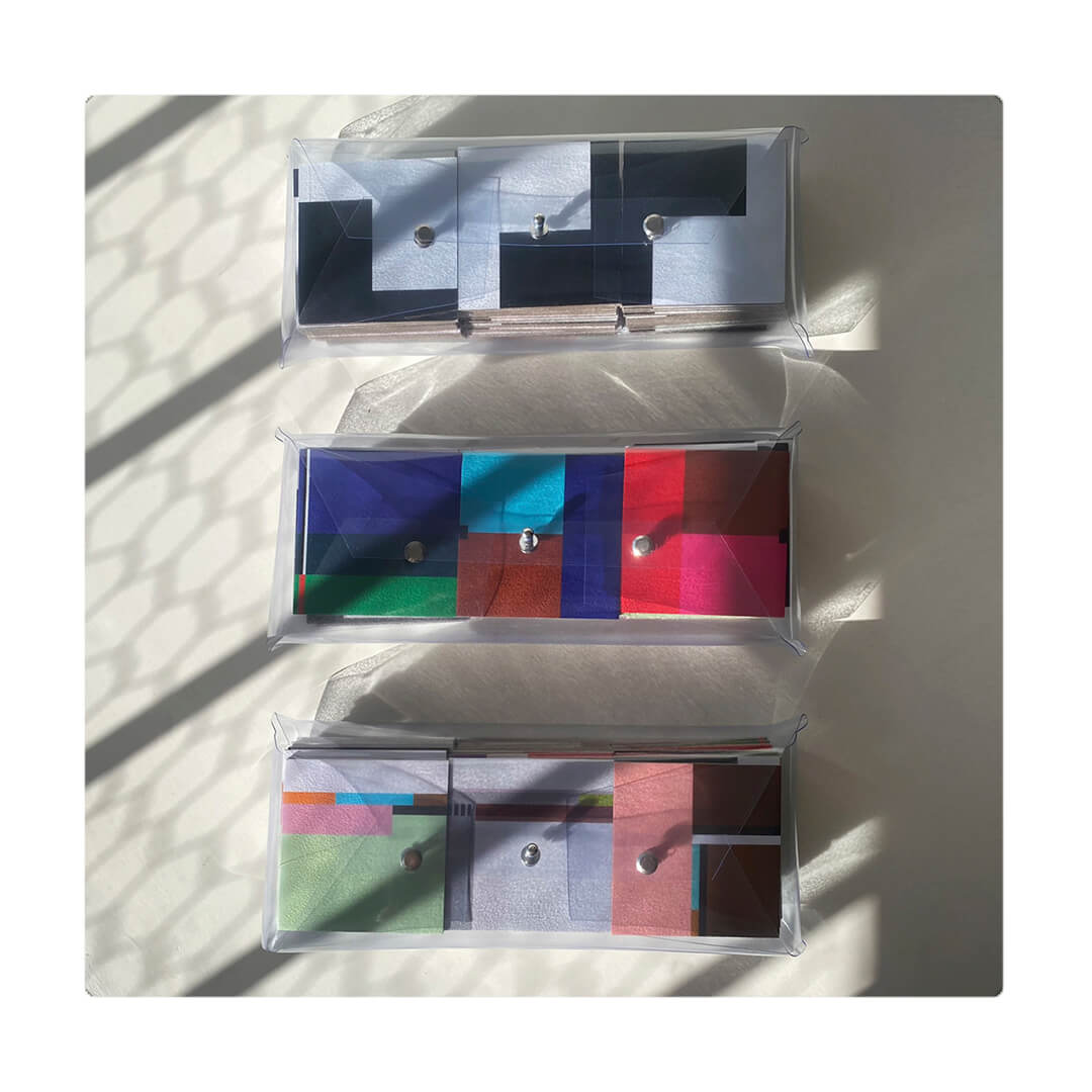Juego de memoria de la artista María Elisa Carmona. 24 pares de fichas 7 cm x 7 cm. Empaque transportable hecho a mano en vinilo.