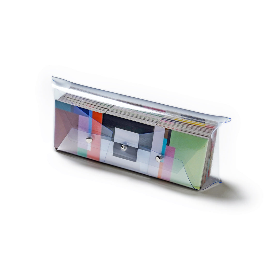 Juego de memoria de la artista María Elisa Carmona. 24 pares de fichas 7 cm x 7 cm. Empaque transportable hecho a mano en vinilo.