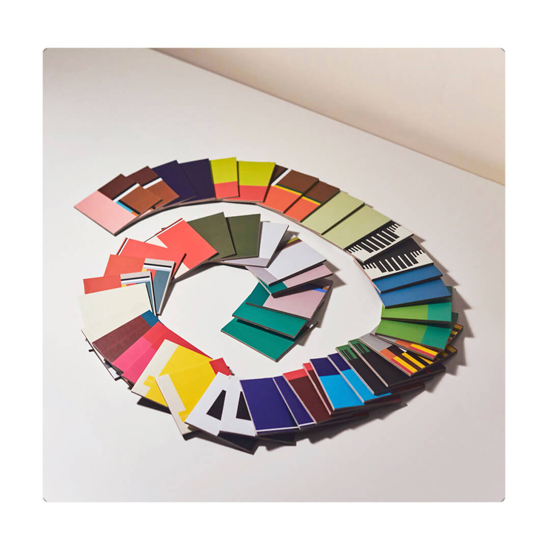 Juego de memoria de la artista María Elisa Carmona. 24 pares de fichas 7 cm x 7 cm. Empaque transportable hecho a mano en vinilo.