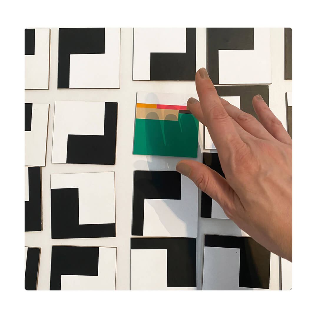 Juego de memoria de la artista María Elisa Carmona. 24 pares de fichas 7 cm x 7 cm. Empaque transportable hecho a mano en vinilo.
