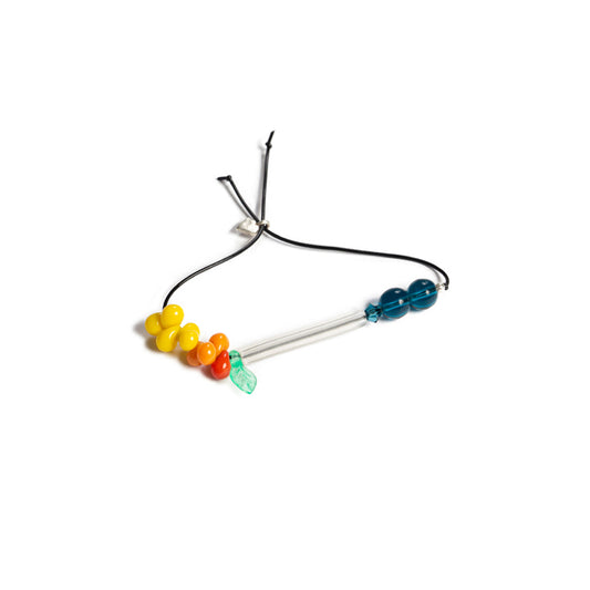 Pulsera multicolor elástica, liviana, cómoda, versátil y atemporal. Diseño conceptual latinoamericano. Escala micro.