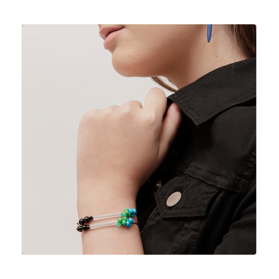 Pulsera multicolor elástica, liviana, cómoda, versátil y atemporal. Diseño conceptual latinoamericano. Escala micro.