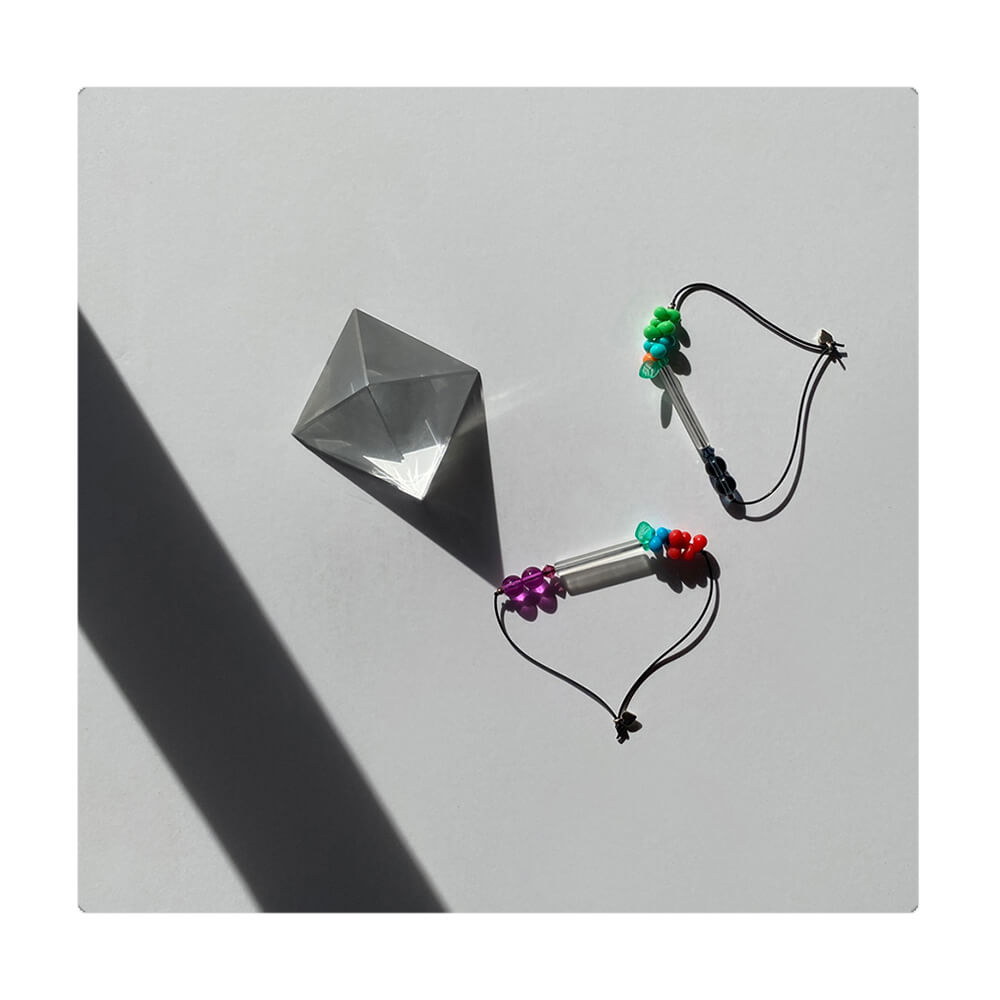 Pulsera multicolor elástica, liviana, cómoda, versátil y atemporal. Diseño conceptual latinoamericano. Escala micro.