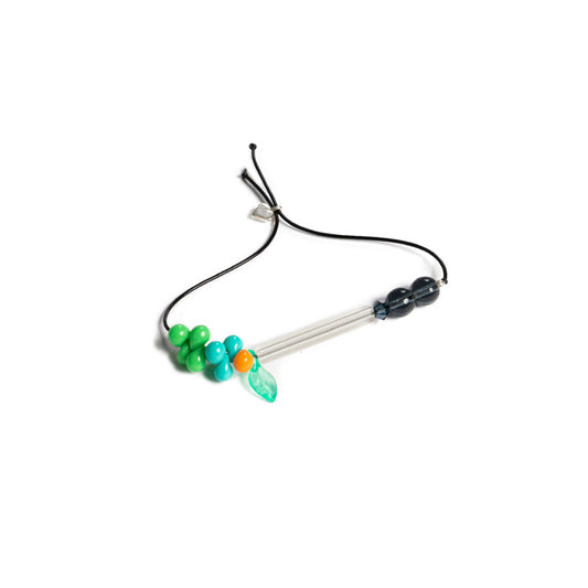 Pulsera multicolor elástica, liviana, cómoda, versátil y atemporal. Diseño conceptual latinoamericano. Escala micro.