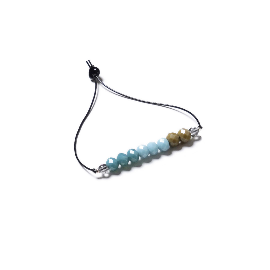 Pulsera multicolor elástica, ajustable, liviana, cómoda, versátil y atemporal. Diseño conceptual latinoamericano. Escala micro.
