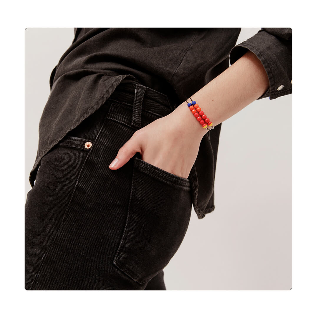 Pulsera multicolor elástica, liviana, cómoda, versátil y atemporal. Diseño conceptual latinoamericano. Escala micro.