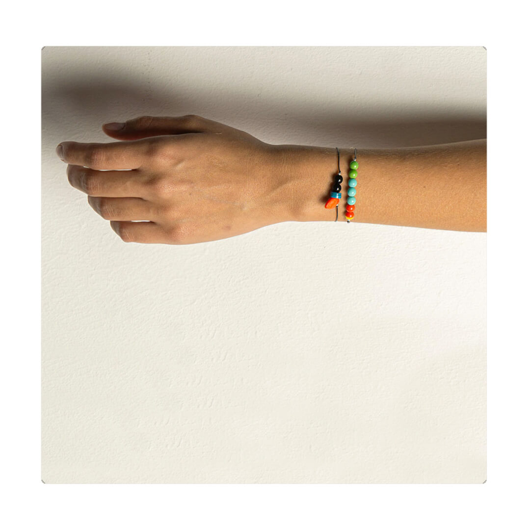 Pulsera multicolor elástica, liviana, cómoda, versátil y atemporal. Diseño conceptual latinoamericano. Escala micro.