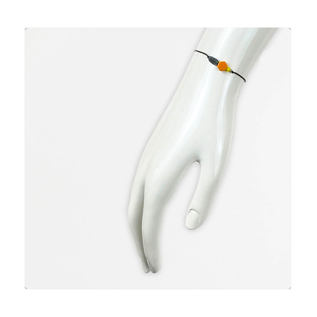 Pulsera multicolor elástica, ajustable, liviana, cómoda, versátil y atemporal. Diseño conceptual latinoamericano. Escala micro.