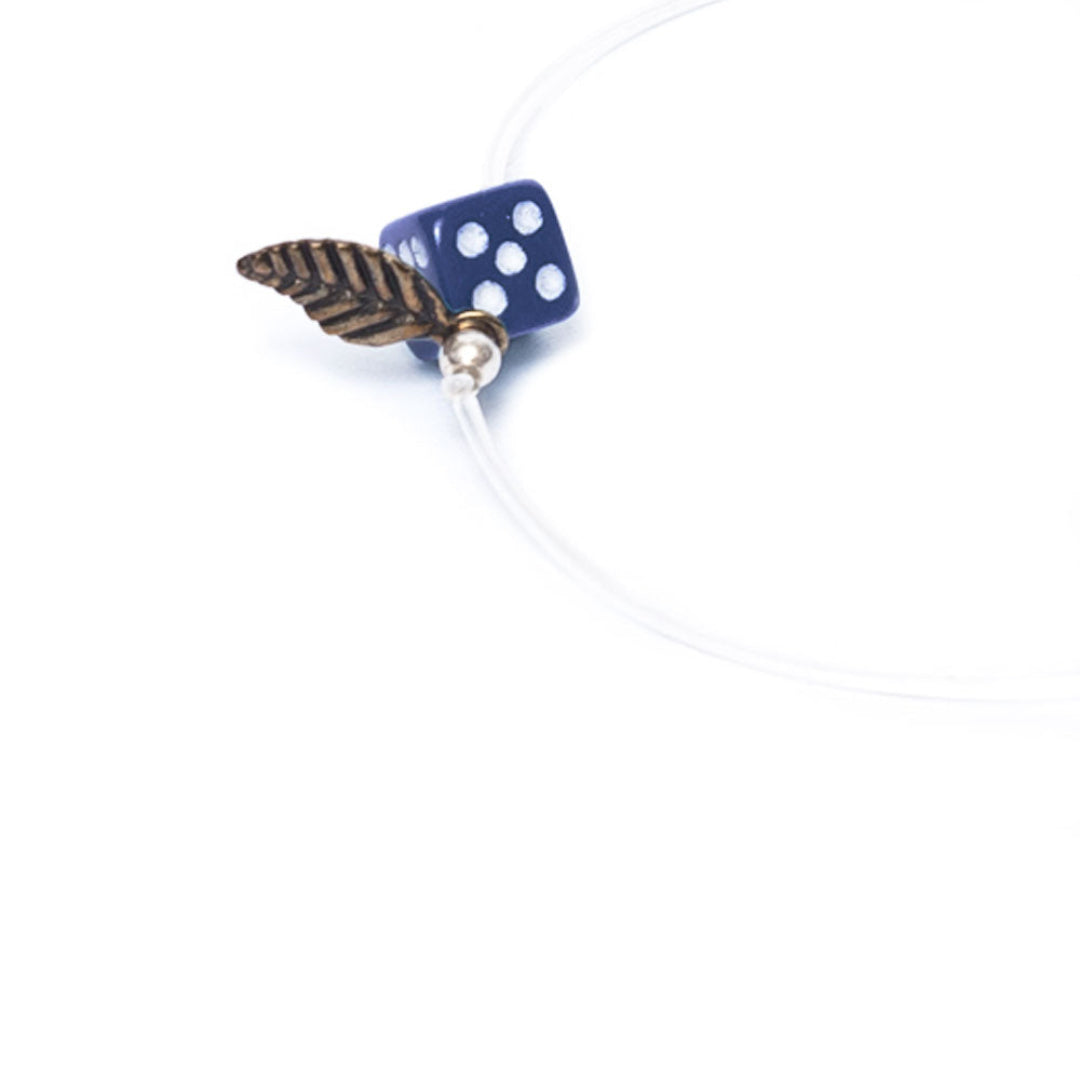 Pulsera azul elástica, liviana, cómoda, versátil y atemporal. Diseño conceptual latinoamericano. Escala micro. Amuleto Dado.