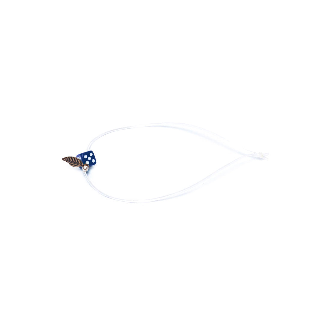 Pulsera azul elástica, liviana, cómoda, versátil y atemporal. Diseño conceptual latinoamericano. Escala micro. Amuleto Dado.