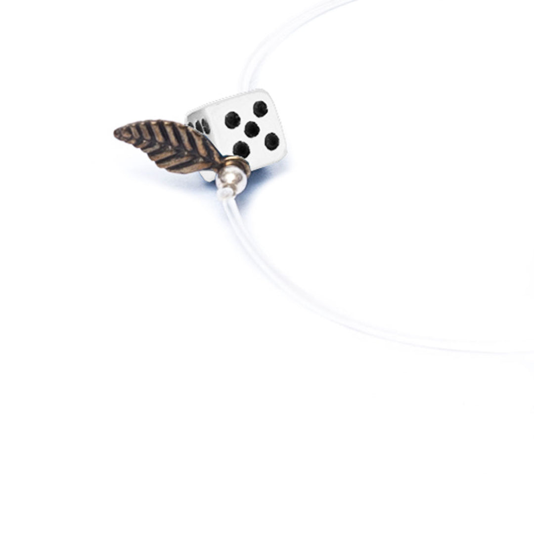 Pulsera blanco elástica, liviana, cómoda, versátil y atemporal. Diseño conceptual latinoamericano. Escala micro. Amuleto Dado.