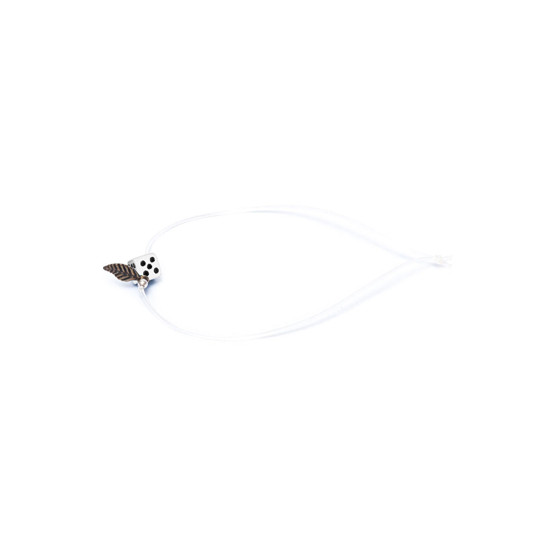 Pulsera blanco elástica, liviana, cómoda, versátil y atemporal. Diseño conceptual latinoamericano. Escala micro. Amuleto Dado.