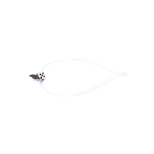 Pulsera blanco elástica, liviana, cómoda, versátil y atemporal. Diseño conceptual latinoamericano. Escala micro. Amuleto Dado.