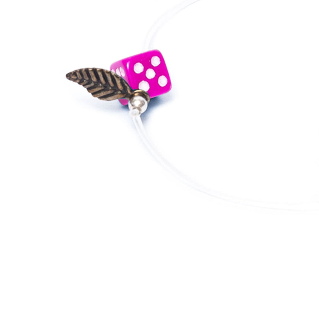 Pulsera fucsia elástica, liviana, cómoda, versátil y atemporal. Diseño conceptual latinoamericano. Escala micro. Amuleto Dado.