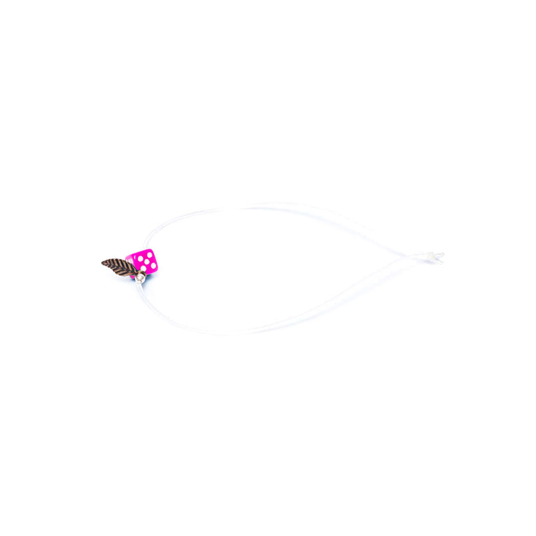 Pulsera fucsia elástica, liviana, cómoda, versátil y atemporal. Diseño conceptual latinoamericano. Escala micro. Amuleto Dado.