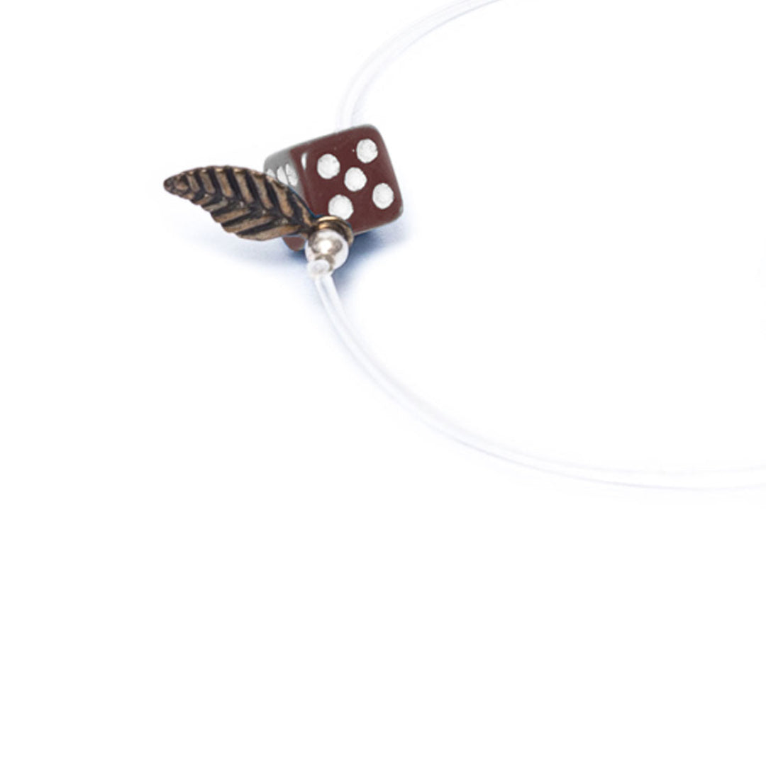 Pulsera marrón elástica, liviana, cómoda, versátil y atemporal. Diseño conceptual latinoamericano. Escala micro. Amuleto Dado.