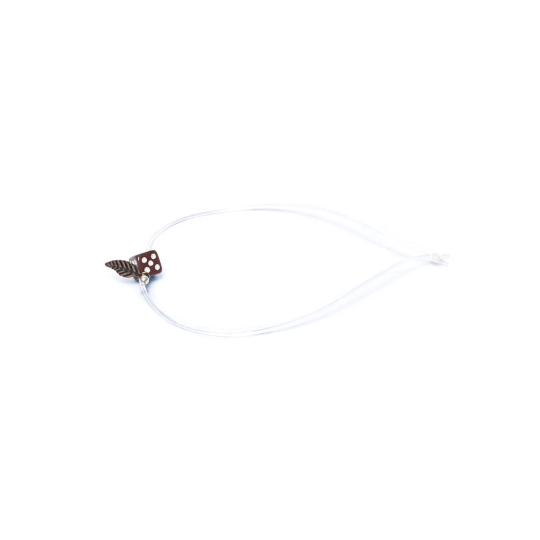Pulsera marrón elástica, liviana, cómoda, versátil y atemporal. Diseño conceptual latinoamericano. Escala micro. Amuleto Dado.