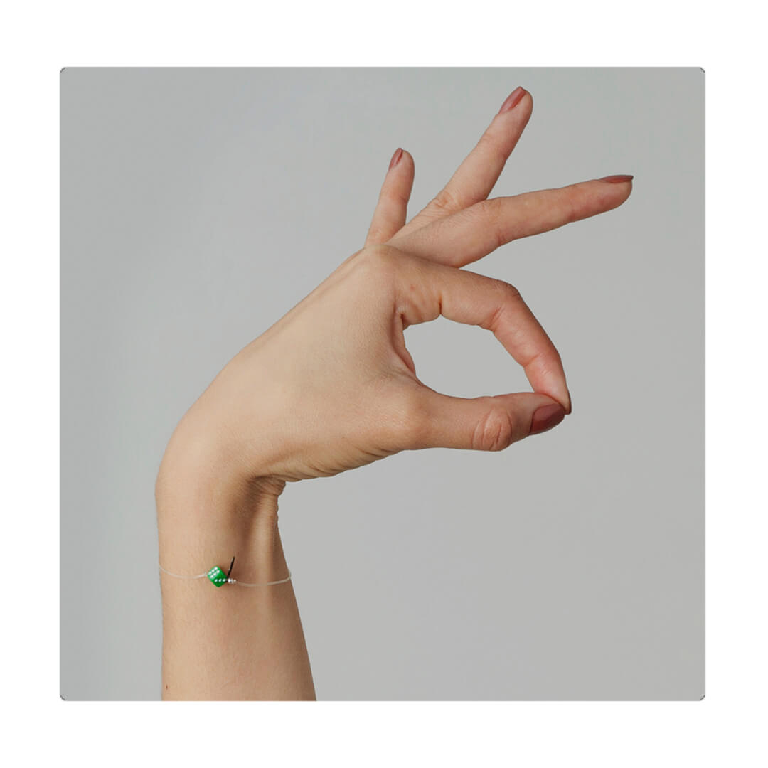 Pulsera elástica, liviana, cómoda, versátil y atemporal. Diseño conceptual latinoamericano. Escala micro.