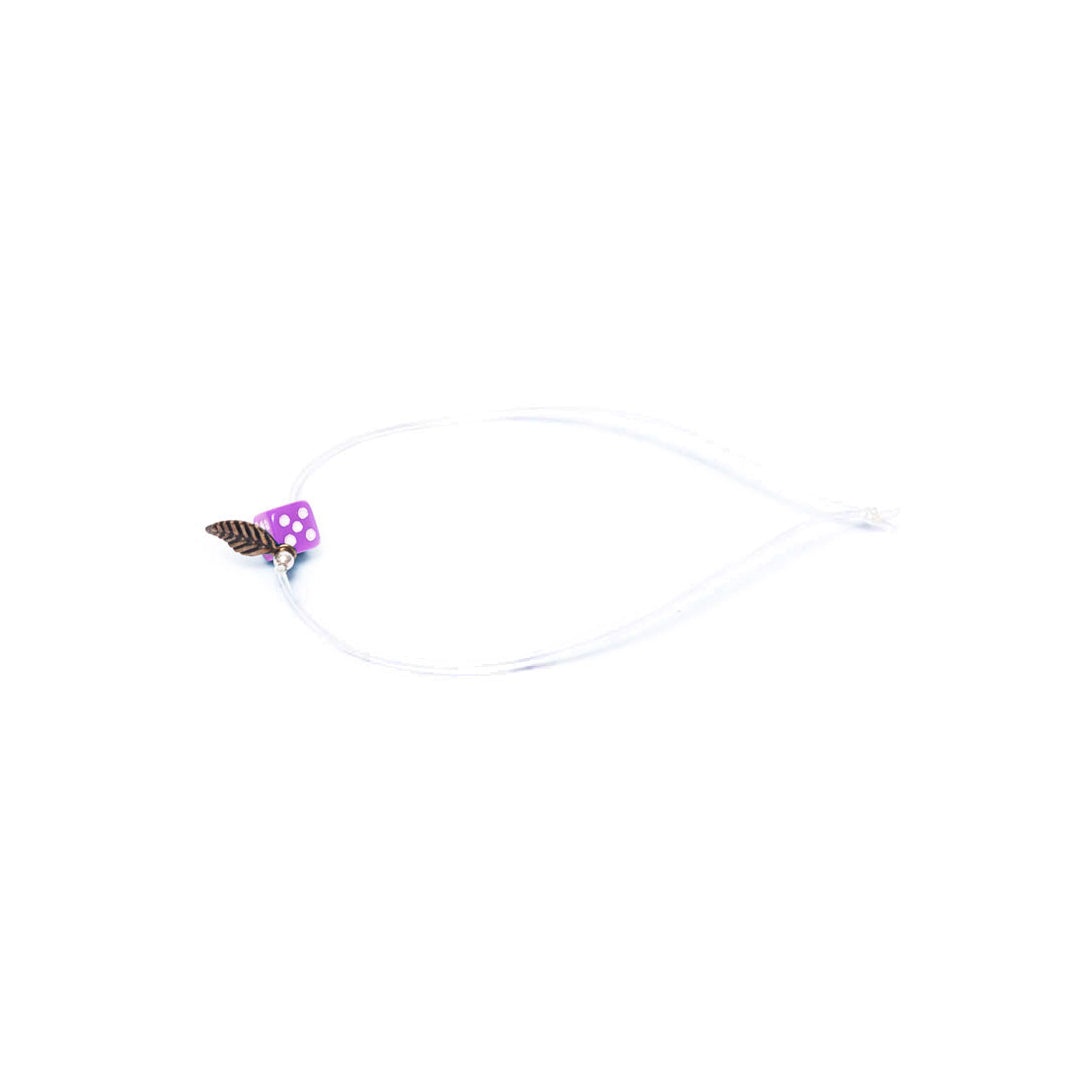 Pulsera morada elástica, liviana, cómoda, versátil y atemporal. Diseño conceptual latinoamericano. Escala micro. Amuleto Dado.
