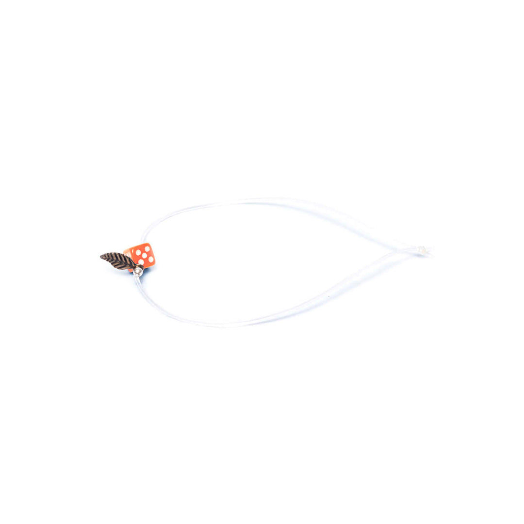 Pulsera naranja elástica, liviana, cómoda, versátil y atemporal. Diseño conceptual latinoamericano. Escala micro. Amuleto Dado.