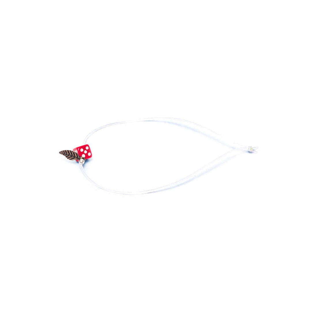 Pulsera roja elástica, liviana, cómoda, versátil y atemporal. Diseño conceptual latinoamericano. Escala micro. Amuleto Dado.