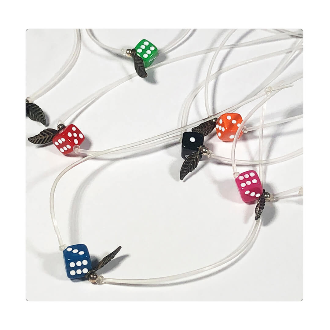 Pulsera elástica, liviana, cómoda, versátil y atemporal. Diseño conceptual latinoamericano. Escala micro.