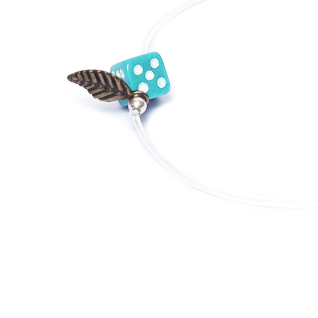 Pulsera turquesa elástica, liviana, cómoda, versátil y atemporal. Diseño conceptual latinoamericano. Escala micro. Amuleto Dado.