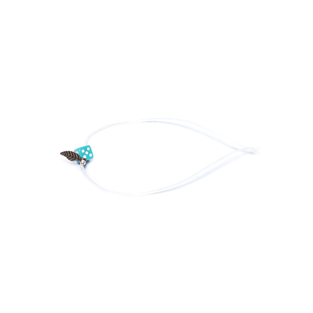 Pulsera turquesa elástica, liviana, cómoda, versátil y atemporal. Diseño conceptual latinoamericano. Escala micro. Amuleto Dado.