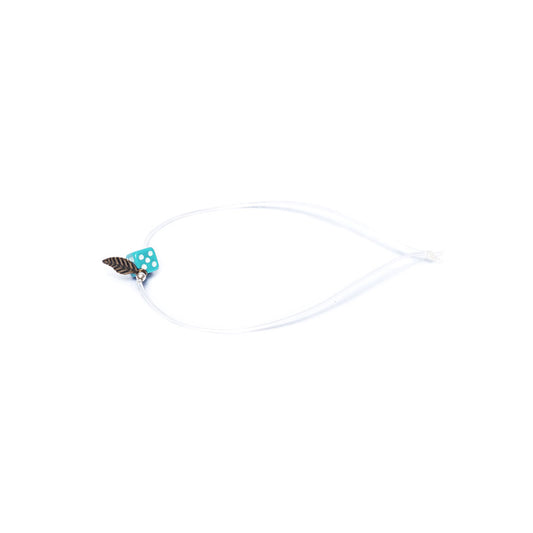 Pulsera turquesa elástica, liviana, cómoda, versátil y atemporal. Diseño conceptual latinoamericano. Escala micro. Amuleto Dado.