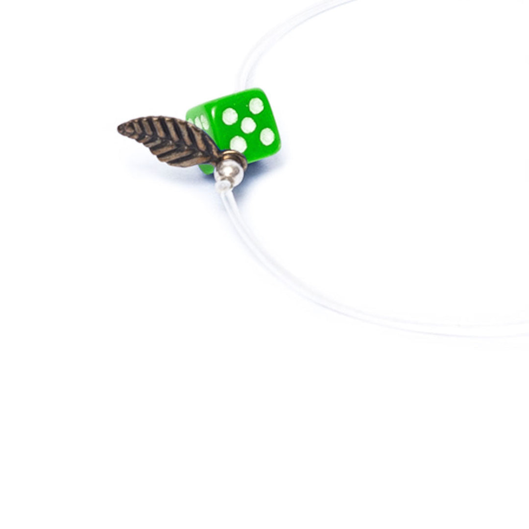 Pulsera verde elástica, liviana, cómoda, versátil y atemporal. Diseño conceptual latinoamericano. Escala micro. Amuleto Dado.