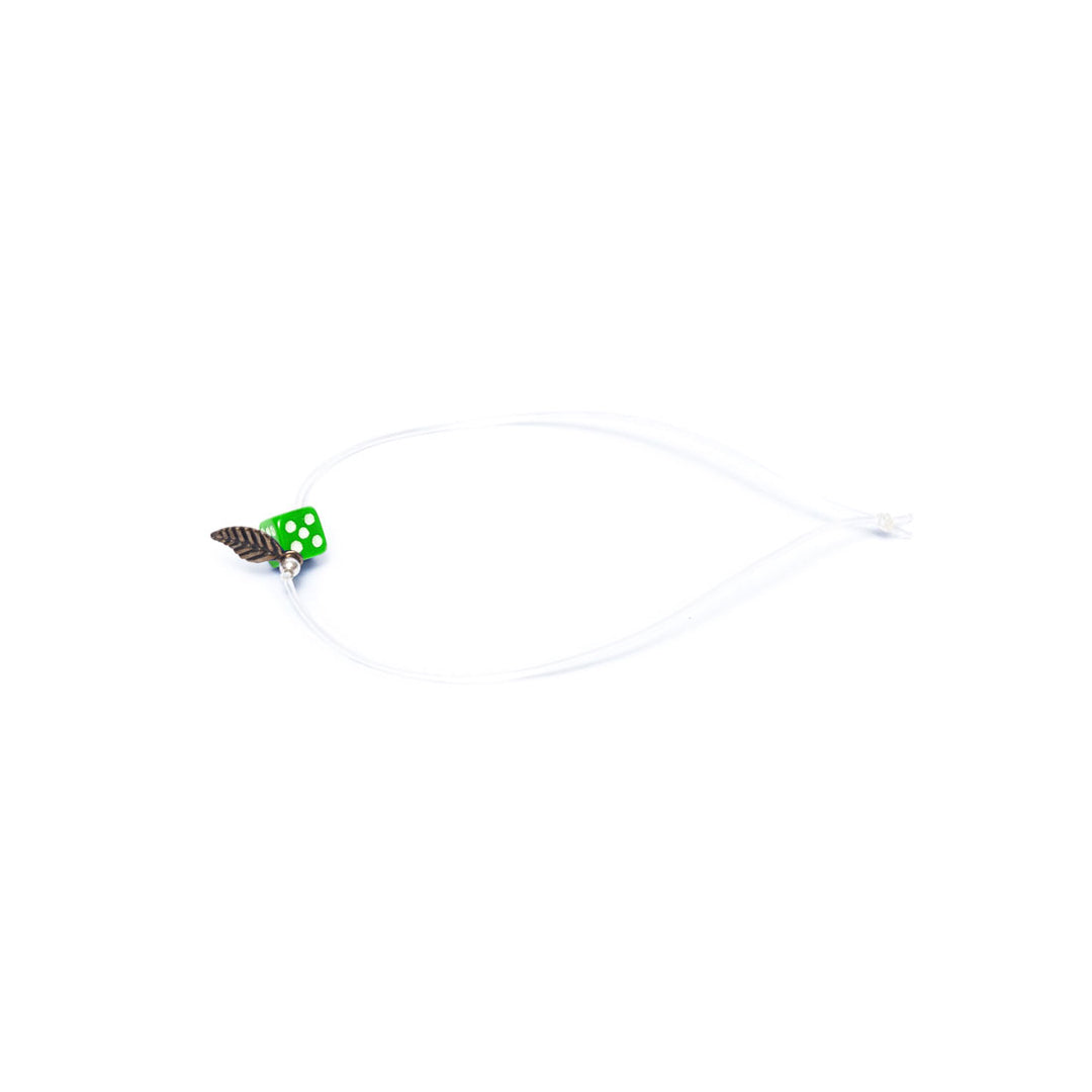 Pulsera verde elástica, liviana, cómoda, versátil y atemporal. Diseño conceptual latinoamericano. Escala micro. Amuleto Dado.