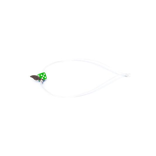 Pulsera verde elástica, liviana, cómoda, versátil y atemporal. Diseño conceptual latinoamericano. Escala micro. Amuleto Dado.