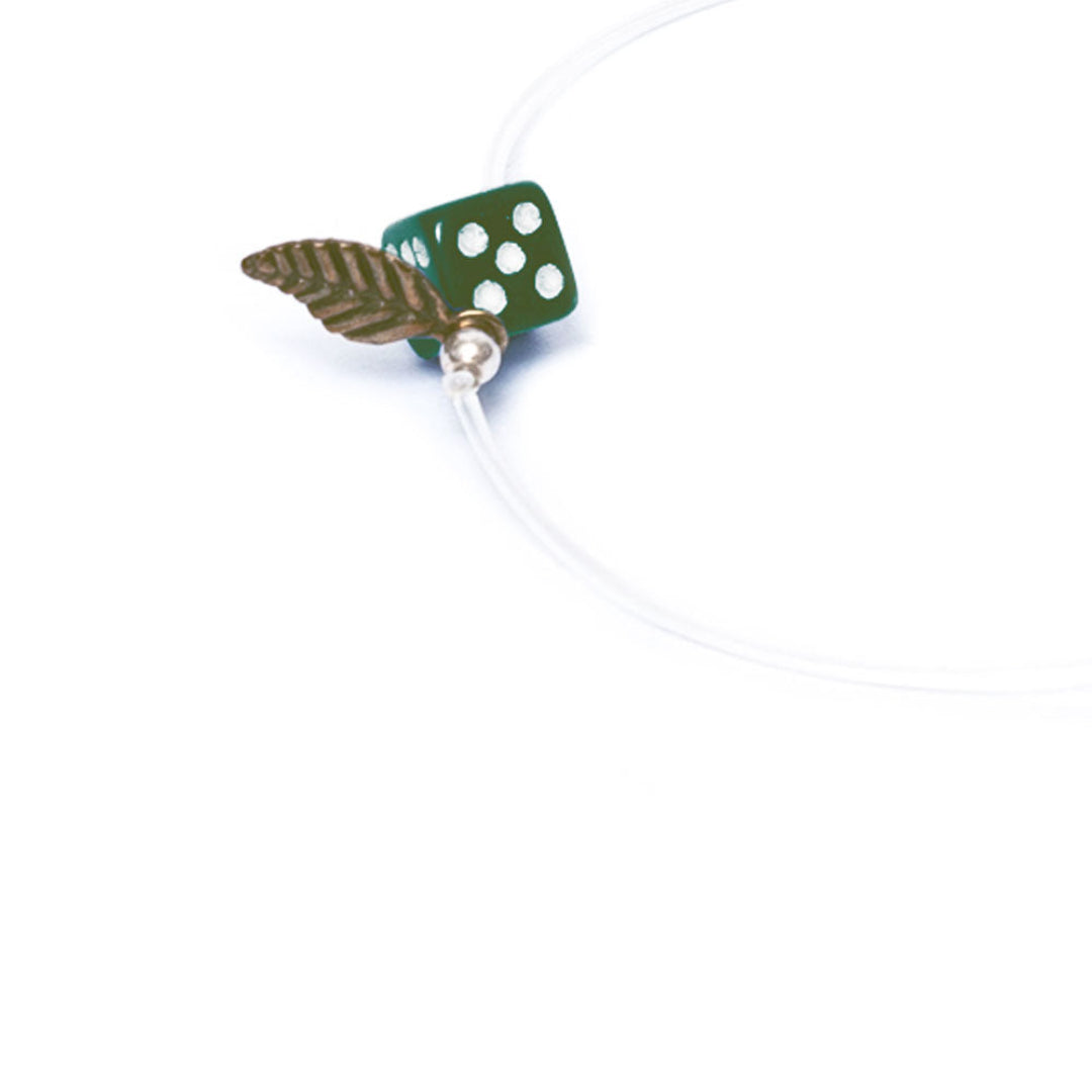 Pulsera verde elástica, liviana, cómoda, versátil y atemporal. Diseño conceptual latinoamericano. Escala micro. Amuleto Dado.