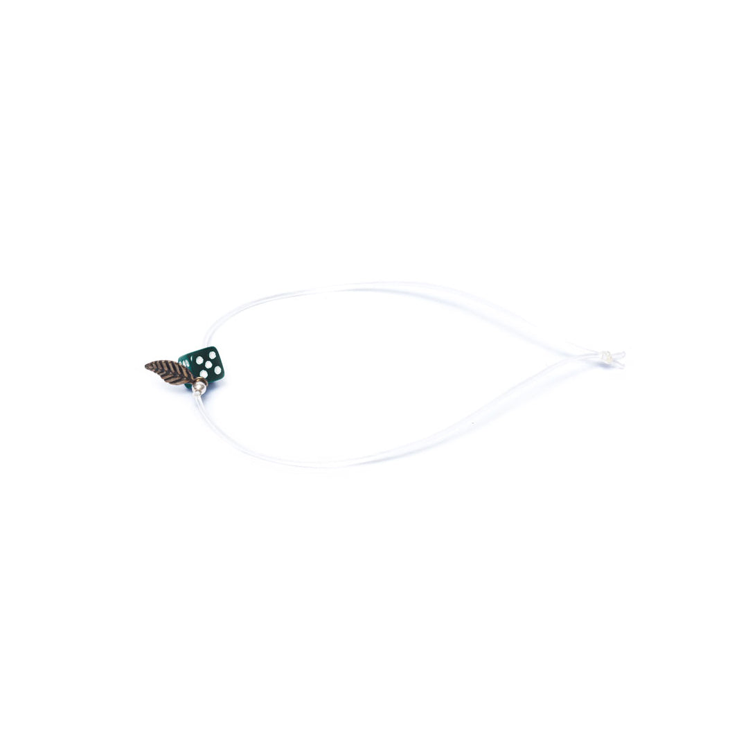 Pulsera verde elástica, liviana, cómoda, versátil y atemporal. Diseño conceptual latinoamericano. Escala micro. Amuleto Dado.