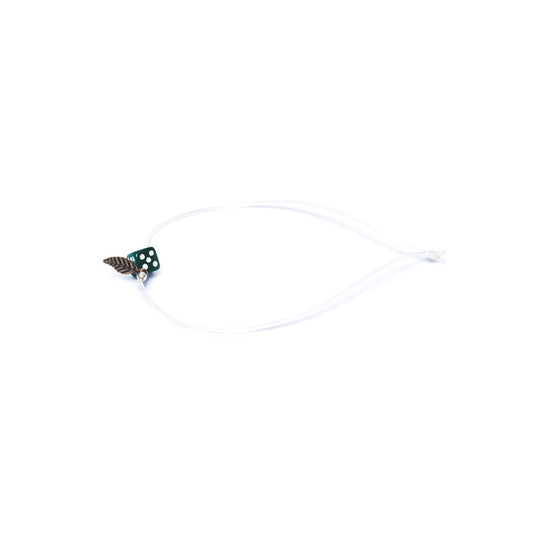 Pulsera verde elástica, liviana, cómoda, versátil y atemporal. Diseño conceptual latinoamericano. Escala micro. Amuleto Dado.