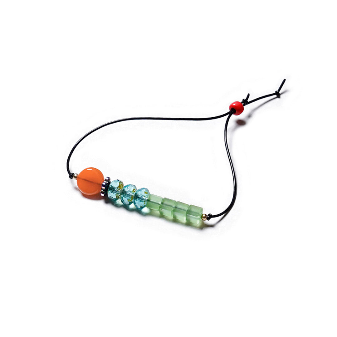 Pulsera multicolor elástica, ajustable, liviana, cómoda, versátil y atemporal. Diseño conceptual latinoamericano. Escala micro.