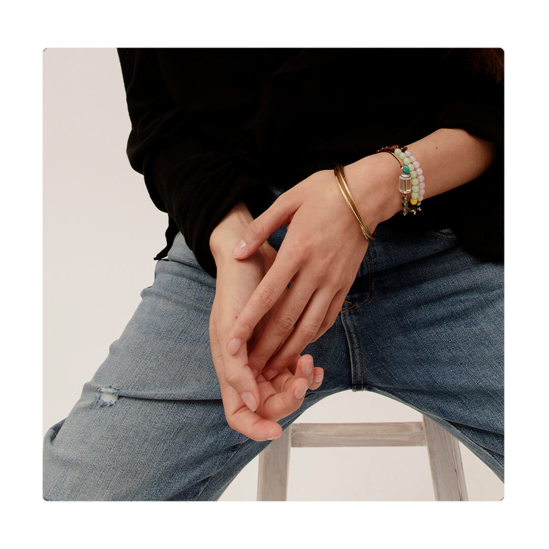 Pulsera multicolor elástica, liviana, cómoda, versátil y atemporal. Diseño conceptual latinoamericano. Escala micro.