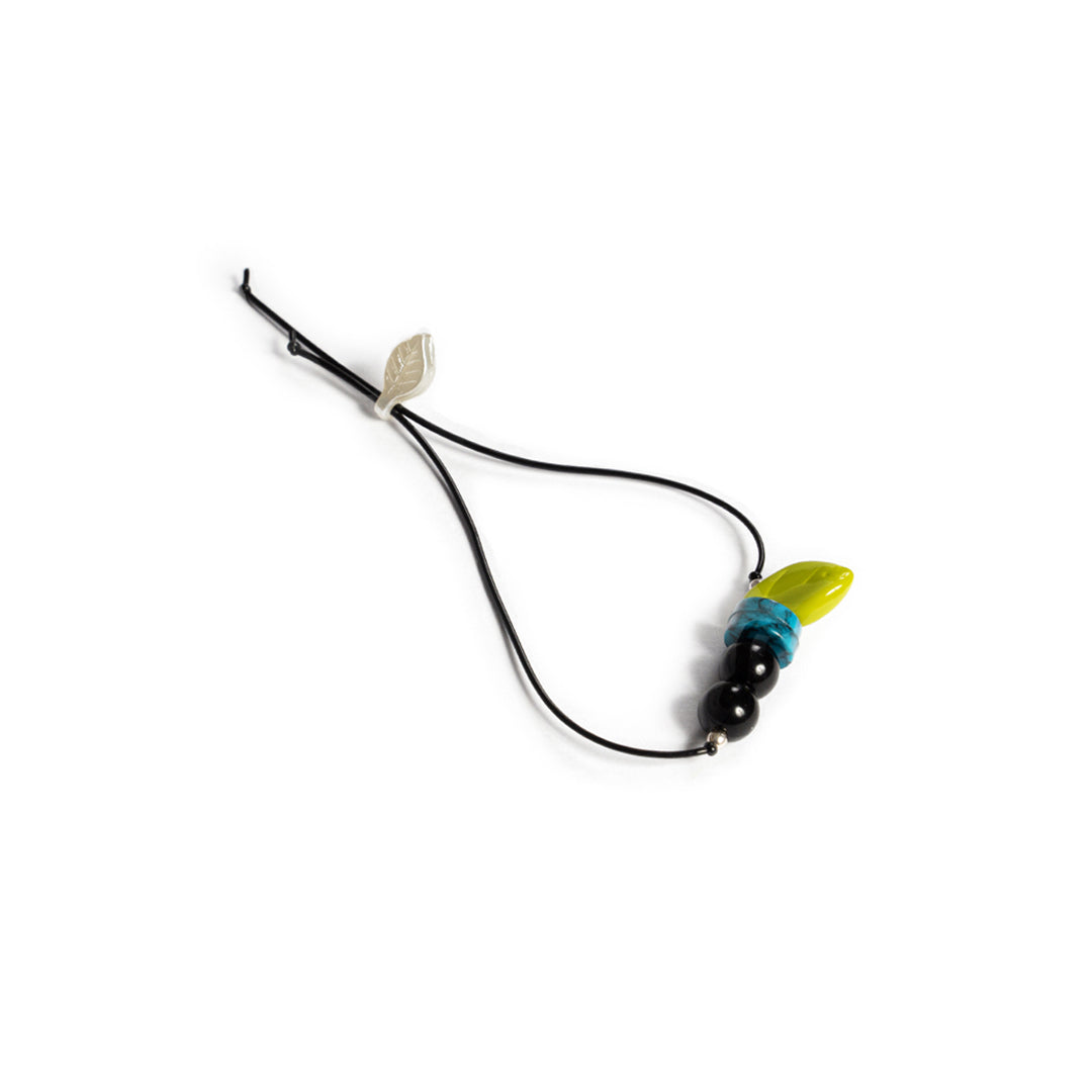 Pulsera multicolor elástica, liviana, cómoda, versátil y atemporal. Diseño conceptual latinoamericano. Escala micro.