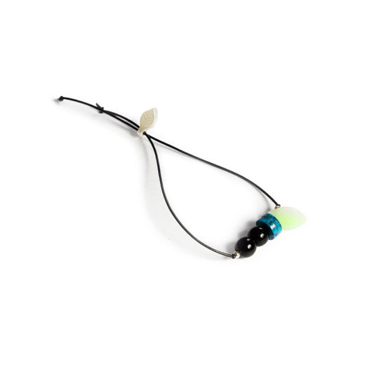 Pulsera multicolor elástica, liviana, cómoda, versátil y atemporal. Diseño conceptual latinoamericano. Escala micro.