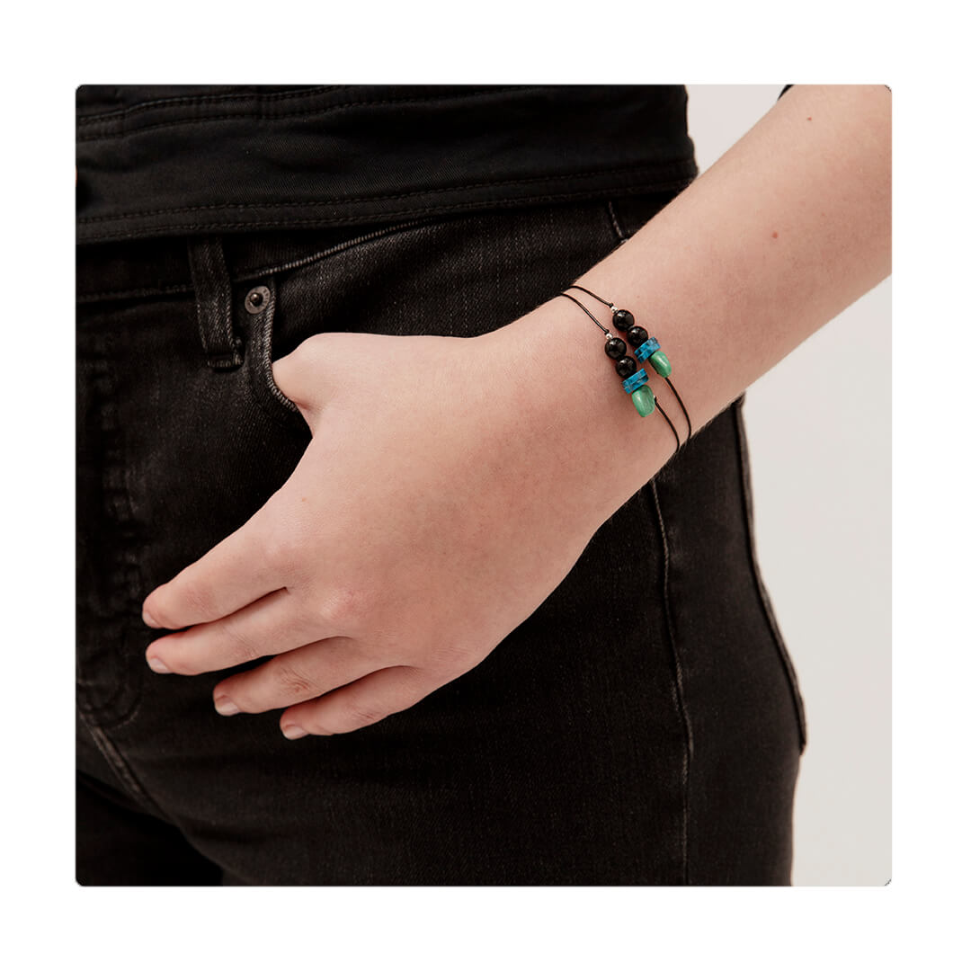 Pulsera multicolor elástica, liviana, cómoda, versátil y atemporal. Diseño conceptual latinoamericano. Escala micro.