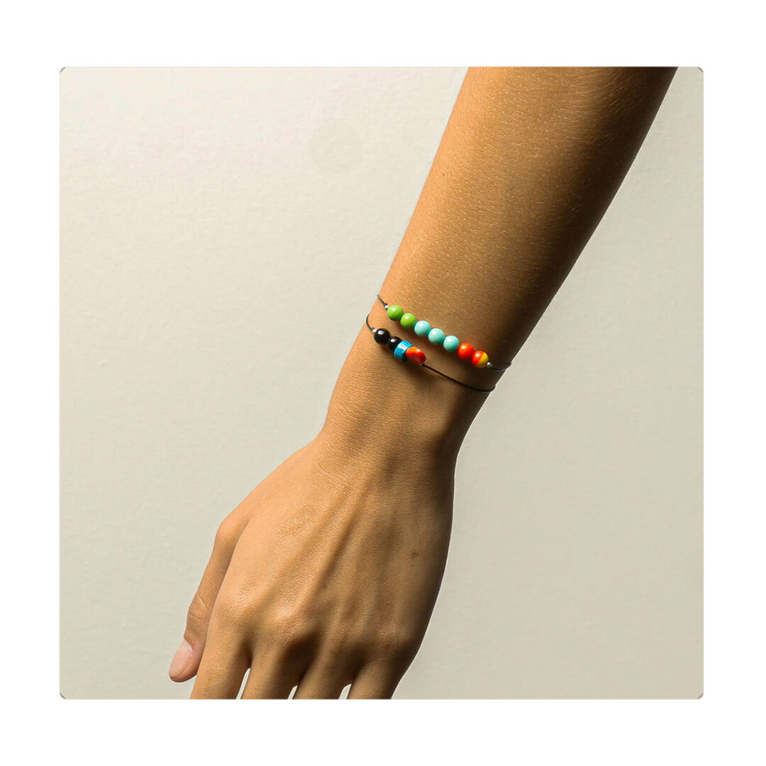 Pulsera multicolor elástica, liviana, cómoda, versátil y atemporal. Diseño conceptual latinoamericano. Escala micro.