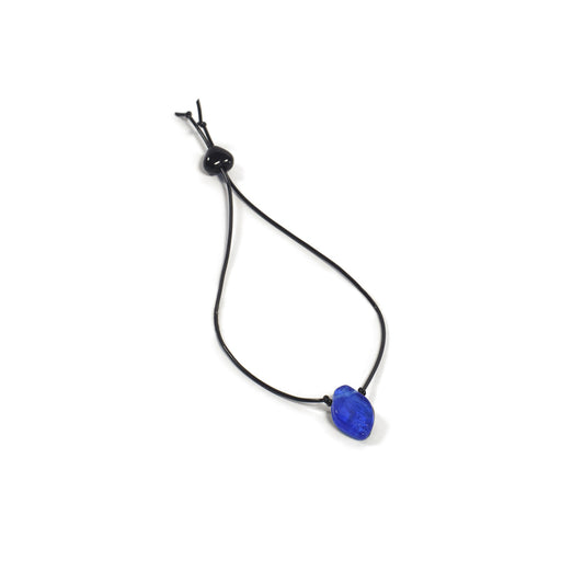 Pulsera elástica con micro hoja. Es ajustable, liviana, cómoda y atemporal. Diseño conceptual latinoamericano.