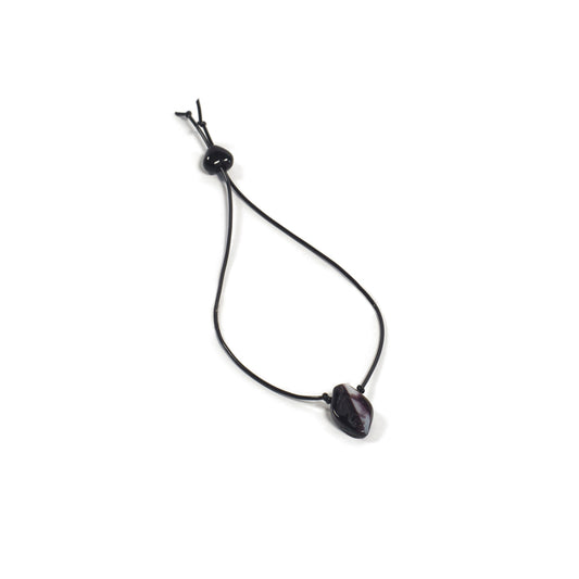 Pulsera elástica con micro hoja. Es ajustable, liviana, cómoda y atemporal. Diseño conceptual latinoamericano.