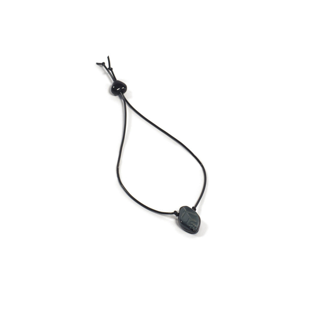 Pulsera elástica con micro hoja. Es ajustable, liviana, cómoda y atemporal. Diseño conceptual latinoamericano.