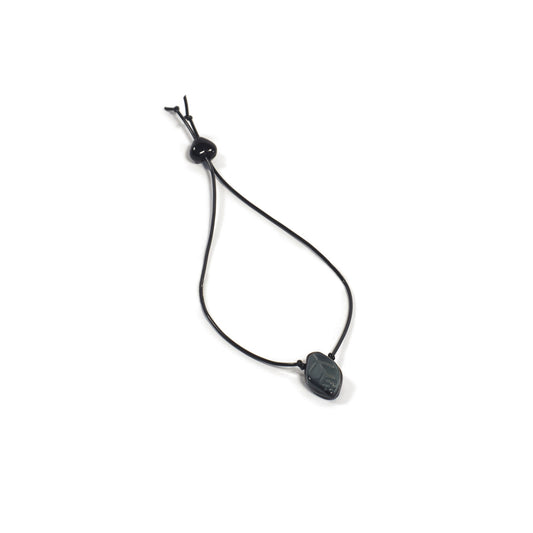 Pulsera elástica con micro hoja. Es ajustable, liviana, cómoda y atemporal. Diseño conceptual latinoamericano.