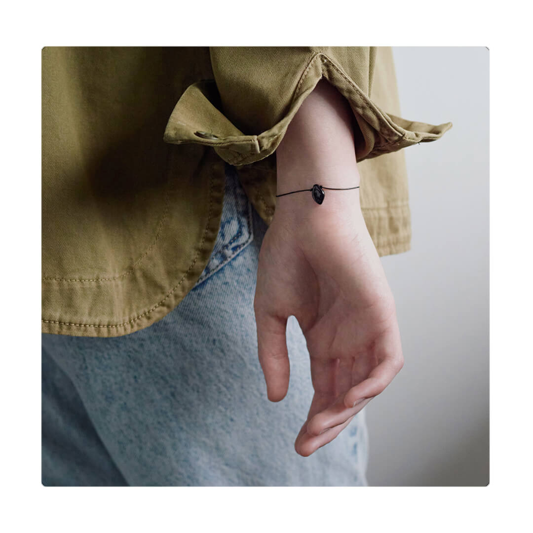Pulsera elástica con micro hoja. Es ajustable, liviana, cómoda y atemporal. Diseño conceptual latinoamericano.