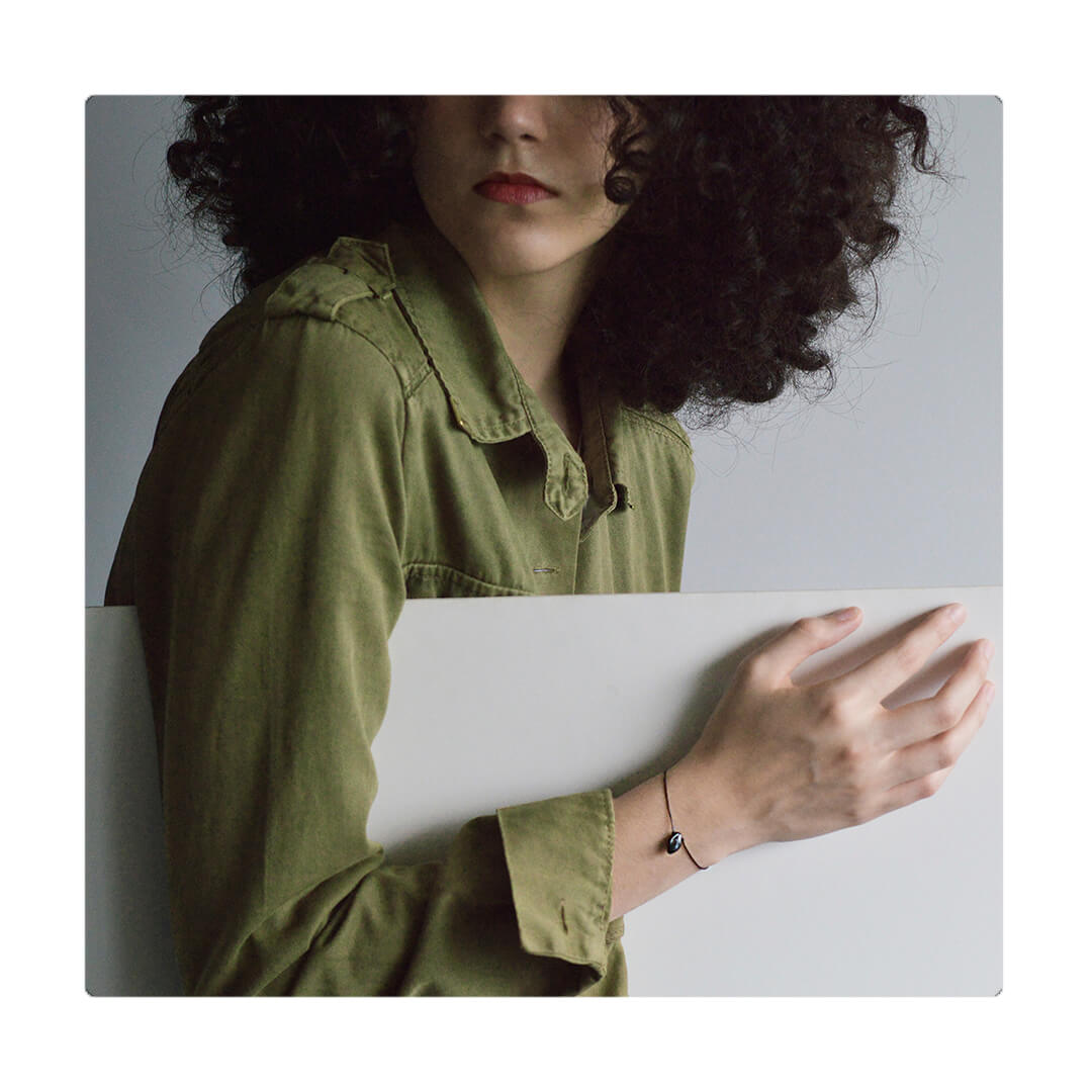 Pulsera elástica con micro hoja. Es ajustable, liviana, cómoda y atemporal. Diseño conceptual latinoamericano.